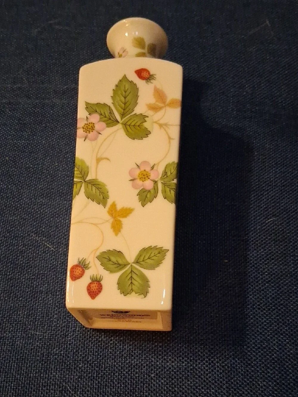 RARE FIND!! Wedgwood White Porcelain Floral Bud Vase with Gold Rim